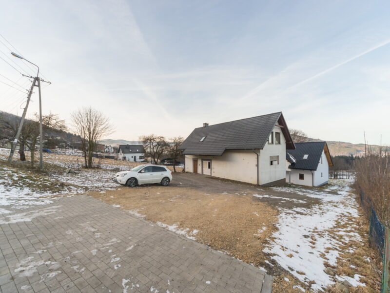 Nowy dom z dużą działką