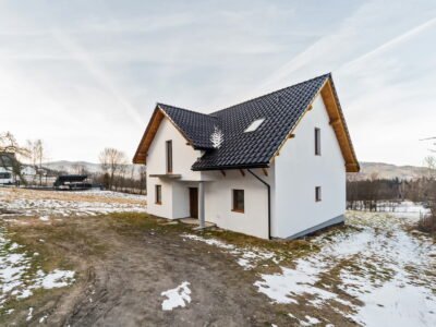 Nowy dom z dużą działką