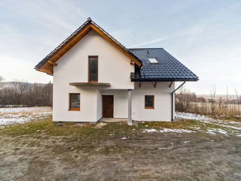 Nowy dom z dużą działką