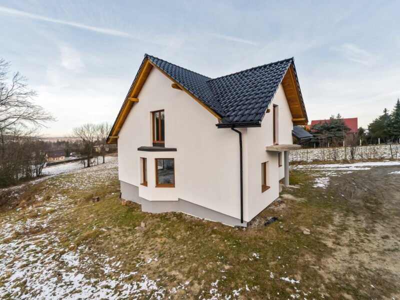 Nowy dom z dużą działką