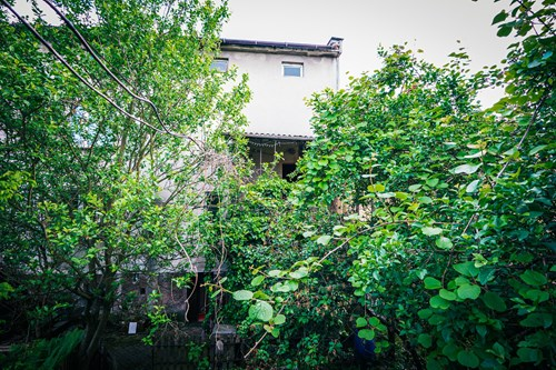 Mieszkanie z ogródkiem i budynkiem gospodarczym