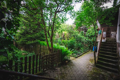 Mieszkanie z ogródkiem i budynkiem gospodarczym